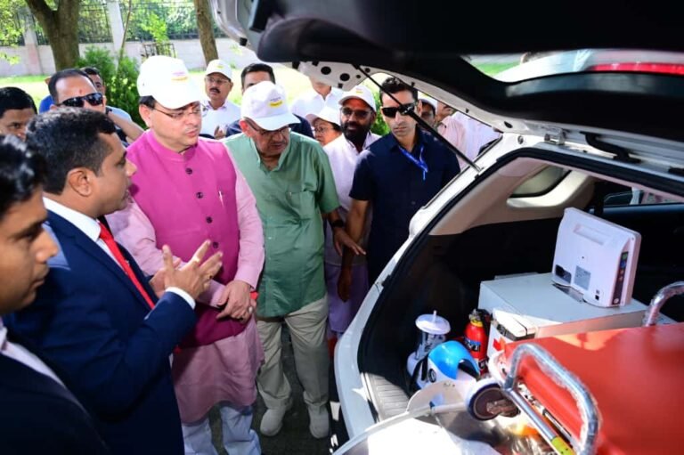 मुख्यमंत्री ने वृद्धजनों की सेवा के लिए समर्पित निशुल्क एंबुलेंस वैन और वृद्धिजनों की वाकथन रैली को हरी झंडी दिखाकर रवाना किया