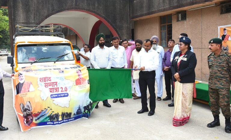 शहीद सम्मान यात्रा 2.0′ का जिलाधिकारी ने फ्लैग ऑफ कर किया शुभारम्भ