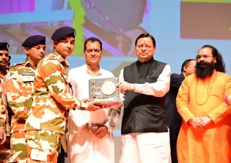 मुख्यमंत्री  धामी में आपदा में सहयोग वाले कर्मियों को सम्मानित किया