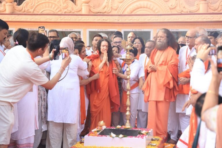 परमार्थ निकेतन में तीन दिवसीय योग शिविर का शुभारंभ