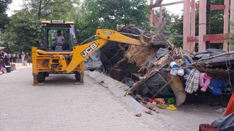 जिला प्रशासन द्वारा अवैध अतिक्रमण के खिलाफ निरंतर की जा रही है कार्यवाही