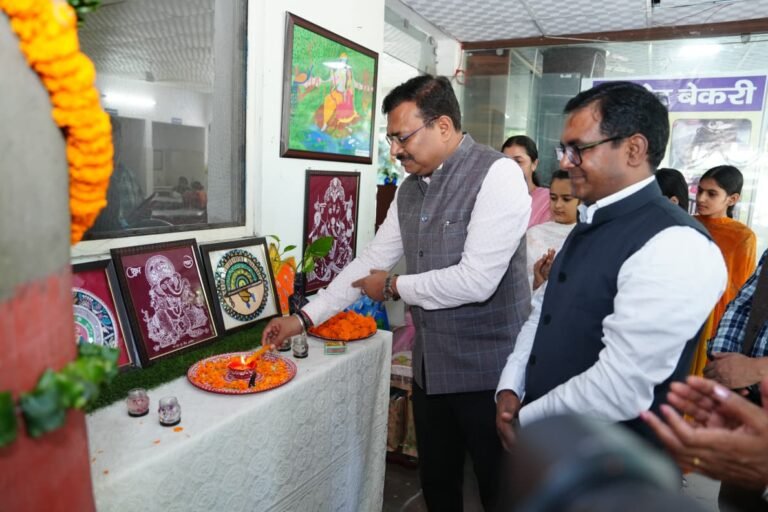 मुख्य सचिव  द्वारा निर्मित उत्पादों की प्रदर्शनी का शुभारम्भ किया गया