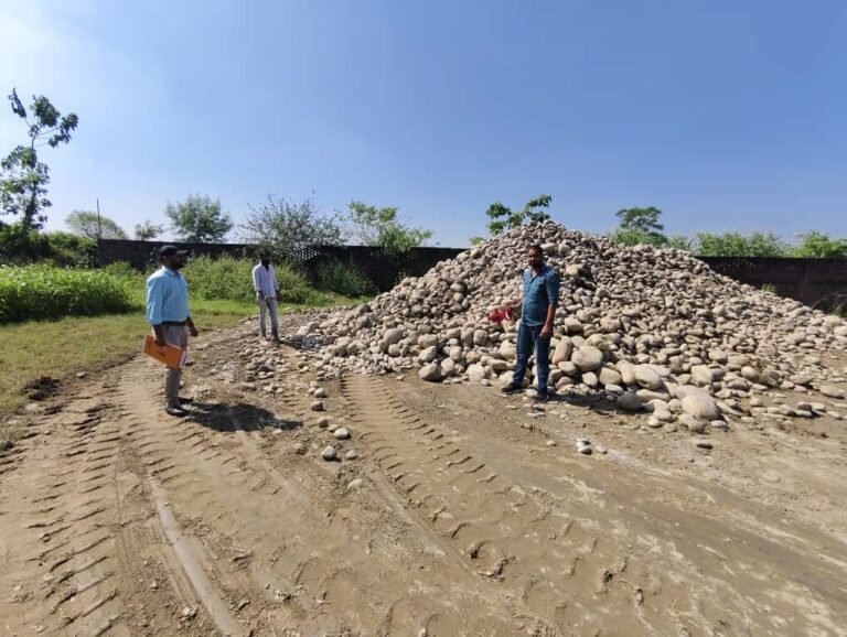 अवैध खनन के विरुद्ध जिलाधिकारी का सख्त एक्शन