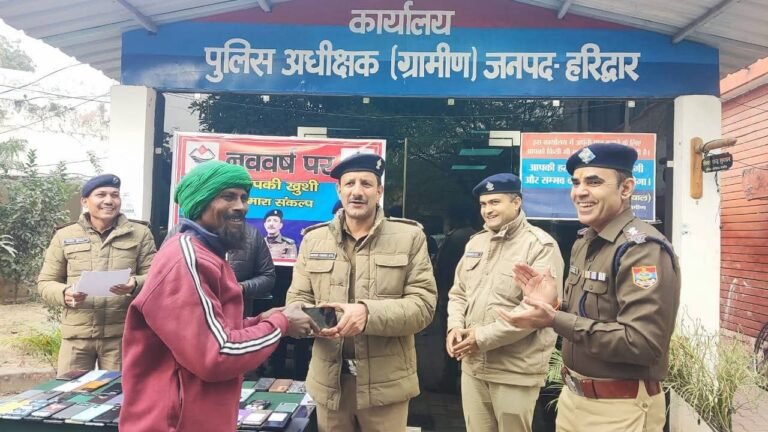 वर्ष 2026 के पहले ही दिन हरिद्वार पुलिस का स्पेशल गिफ्ट,कलियर क्षेत्र में खोये 82 मोबाइल स्वामियों को लौटाए