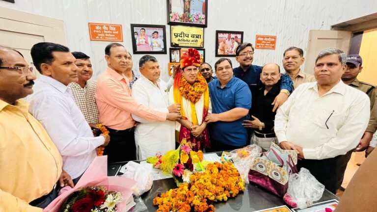 उत्तरांचल प्रधानचार्य परिषद में कैबिनेट मंत्री प्रदीप बत्रा का स्वागत किया