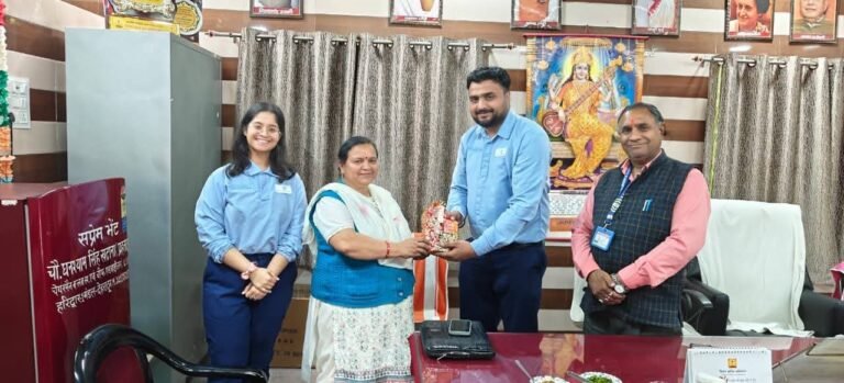 प्रतियोगिता में सफल छात्राओं को पुरस्कृत किया गया