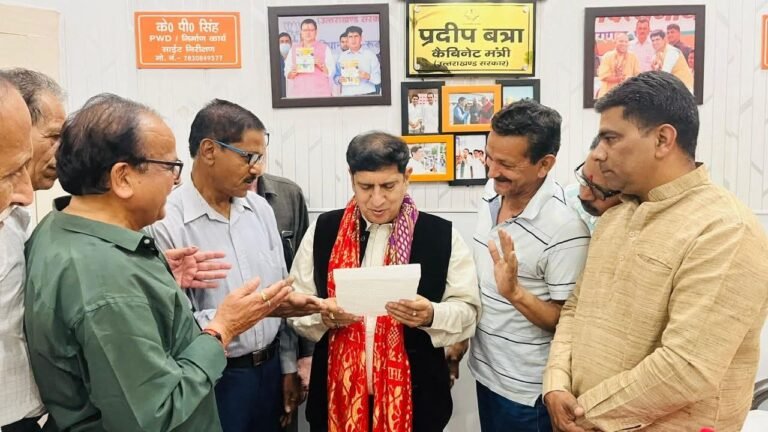 पनियाला रोड के आसपास के क्षेत्र की जल भराव की समस्या के समाधान को लेकर कैबिनेट मंत्री प्रदीप बत्रा से मिले क्षेत्रवासी