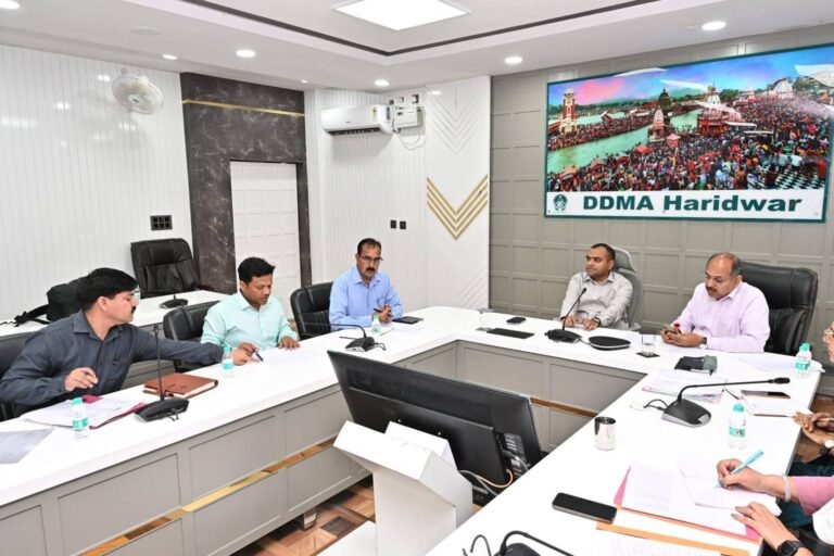 उपभोक्ताओं को एलपीजी गैस की न हो कोई समस्या, बुकिंग करने पर प्राथमिकता से उपभोक्ताओं को गैस उपलब्ध कराई जाए: डीएम मयूर दीक्षित 