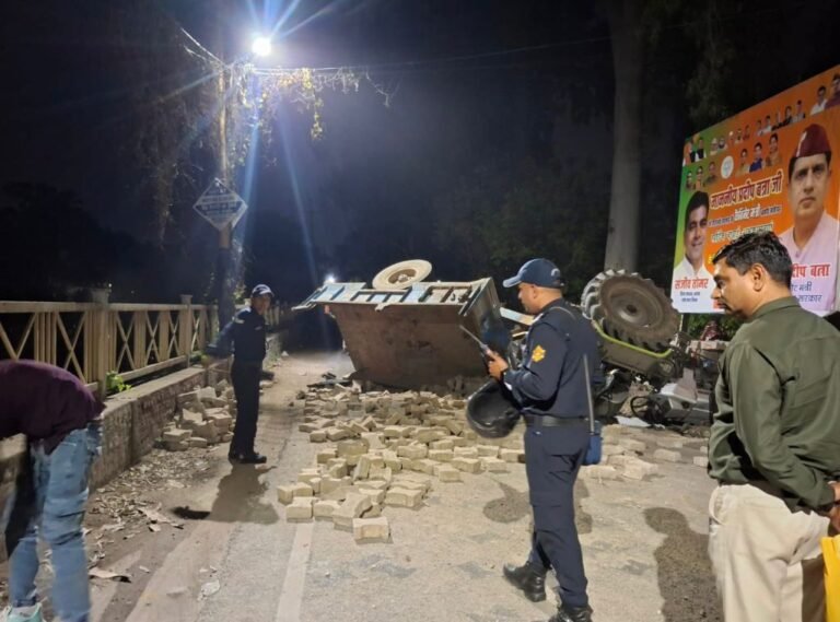 रुड़की में अफरा-तफरी: मंत्री के कैम्प कार्यालय के बाहर पलटी ट्रैक्टर ट्रॉली, यातायात बाधित