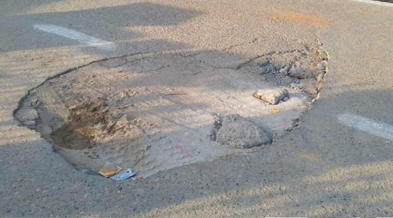 लोगों की जान पर भारी पड़ता नजर आ रहा गहरा गड्ढा