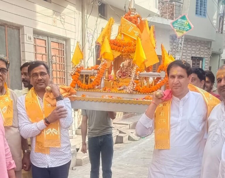 झबरेड़ा में प्रतिवर्ष की भांति बृहस्पतिवार को रामनवमी के शुभ मौके पर गणमान्य लोगों द्वारा ढोल नगाड़ों व बैंड बाजों के साथ शोभायात्रा निकाली गई