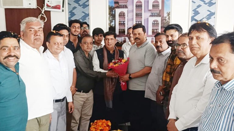 सौभाग्य पुरुषोत्तम रेजिडेंसी सोसायटी द्वारा कैबिनेट मंत्री बने प्रदीप बत्रा का ढोल – नगाड़ों के साथ भव्य स्वागत किया गया
