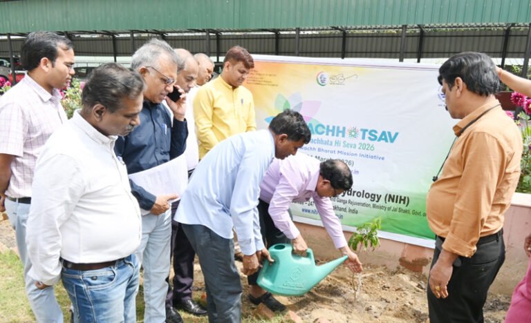 एनआईएच रुड़की में स्वच्छता पखवाड़ा-2026 के तहत वृक्षारोपण व ‘कचरे से कला’ प्रतियोगिता, विजेताओं को किया सम्मानित