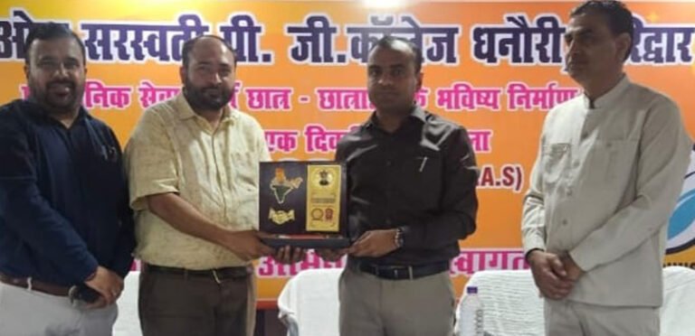 हरिओम सरस्वती पीजी काॅलेज धनौरी में आयोजित एक दिवसीय कार्यशाला में जिलाधिकारी मयूर दीक्षित छात्रों के बीच एक शिक्षक की भूमिका में नजर आए