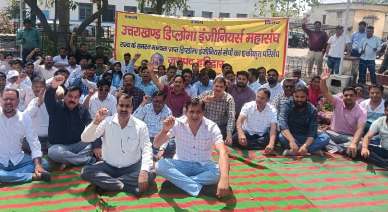 उत्तराखण्ड डिप्लोमा इंजीनियर्स की लंबित 27 सूत्रीय मांगों को लेकर चल रही अनिश्चितकालीन हड़ताल तीसरे दिन भी जारी