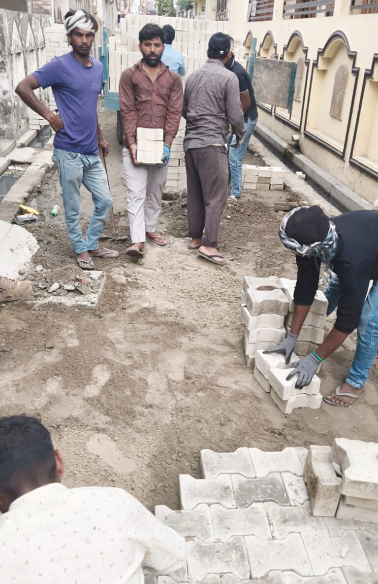 प्रीत विहार कॉलोनी में सड़क निर्माण पर सवाल, इंटरलॉकिंग टाइल्स में मानकों की अनदेखी का आरोप