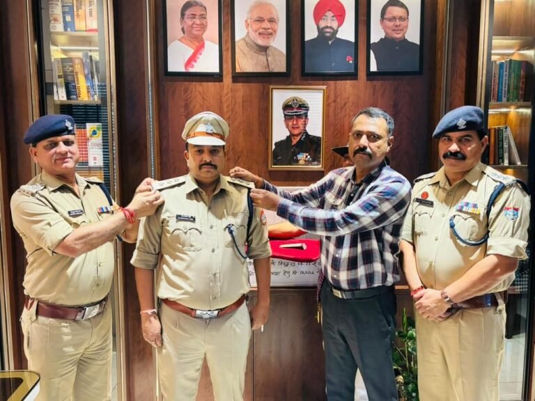 इंस्पेक्टर से सीओ बने चन्द्र मोहन, एसएसपी नवनीत सिंह ने स्टार पहनाकर दी शुभकामनाएं