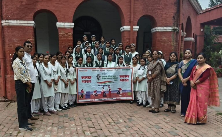 नगर निगम रुड़की की टीम ने नागरिकों को स्वच्छता के प्रति जागरूक किया