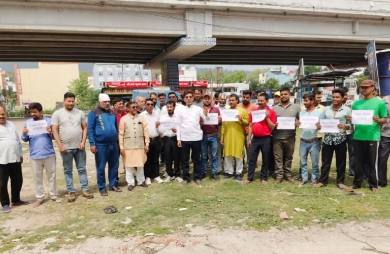 हरिद्वार में बिजली संकट पर फूटा गुस्सा: व्यापारियों का प्रदर्शन, भूमिगत विद्युत व्यवस्था पर उठे सवाल