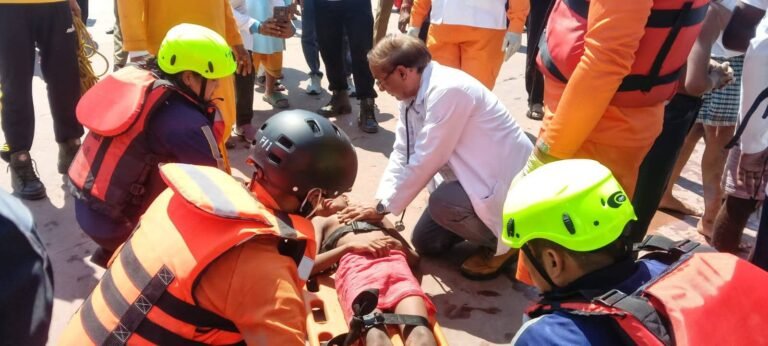 मॉक ड्रिल: हर की पौड़ी पर गंगा नदी का जलस्तर बढ़ने से भगदड़, अपर बाजार में बम विस्फोट की अफ़वाह फैलने की घटना