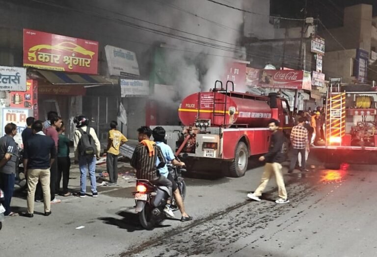 रुड़की में बीएसएम कॉलेज के पास दुकान में भीषण आग, दमकल विभाग ने शुरू किया काबू पाने का प्रयास