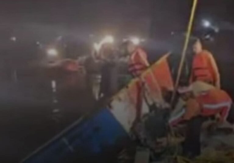 घंटों बाद दलदल में फंसी मिली वृंदावन में डूबी बोट, 10 की मौत के बाद 5 लोग अब भी लापता