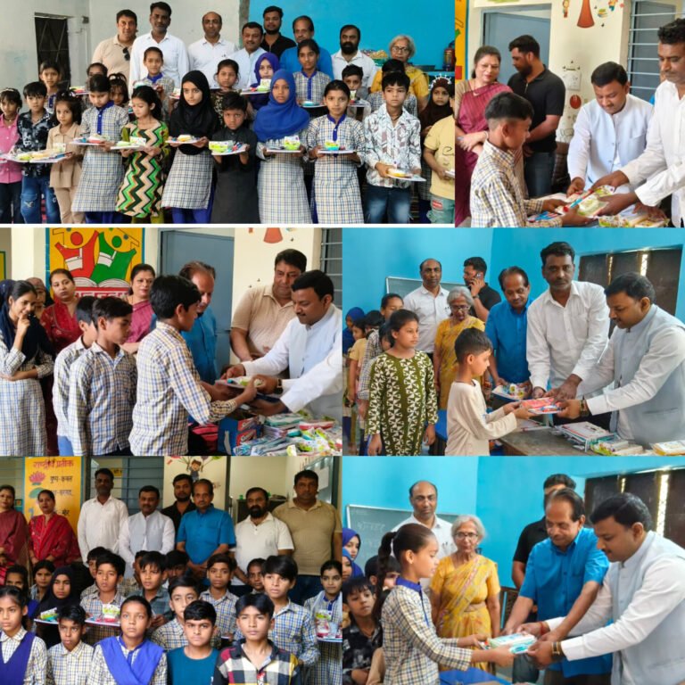 पूर्व मेयर गौरव गोयल ने राजकीय विद्यालय में छात्र-छात्राओं को बांटी पाठ्य सामग्री,बच्चे लक्ष्य निर्धारित कर प्राप्त करें सफलता