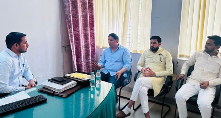 “झबरेड़ा में बिजली कटौती पर भड़के पूर्व राज्यमंत्री, आंदोलन की चेतावनी; एसडीओ ने सुधार का दिया आश्वासन”