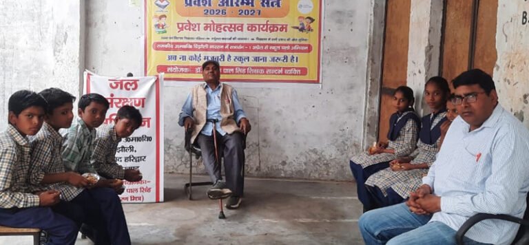 राजकीय विद्यालय बिझौली में प्रवेशोत्सव: बच्चों को कॉपी-पेन वितरित कर बढ़ाया उत्साह, शिक्षा के महत्व पर दिया जोर