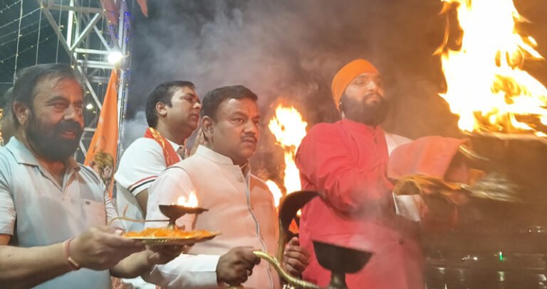 रुड़की गंगा घाट पर विशेष गंगा आरती, पूर्व मेयर गौरव गोयल ने गणेश गोदियाल के जन्मदिन पर की पूजा-अर्चना