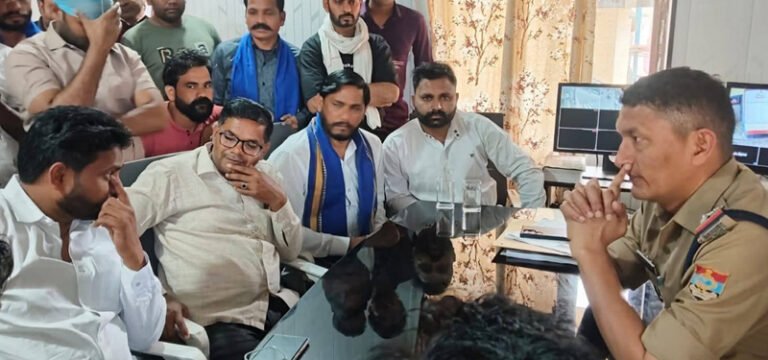 बैनर जलाने पर बवाल, आजाद समाज पार्टी ने पुलिस पर अभद्रता का लगाया आरोप