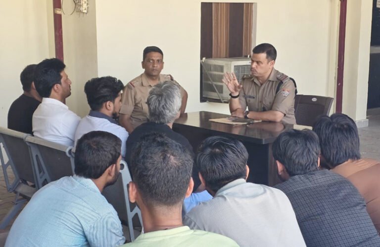 मोबाइल दुकानदारों के साथ पुलिस की बैठक, सीसीटीवी व रजिस्टर रखने के दिए सख्त निर्देश