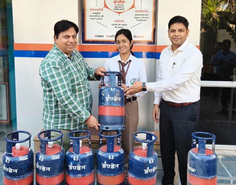 रुड़की में जरूरतमंदों को इंडियन ऑयल के 5 किलो गैस सिलेंडर वितरित, मजदूरों-छात्रों के चेहरों पर खुशी