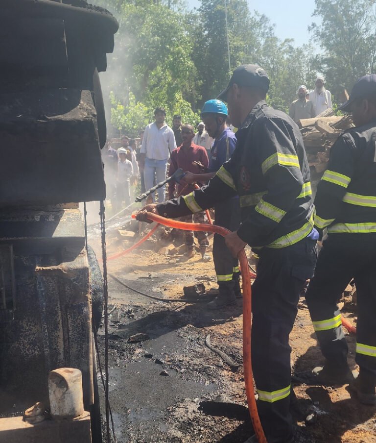 रहमतपुर रोड पर 12 टायर ट्राले में लगी भीषण आग, फायर यूनिट ने समय रहते पाया काबू