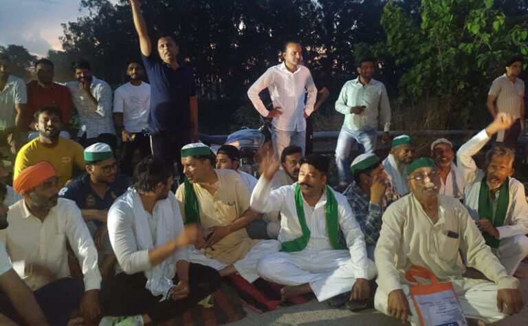 “चालान कार्रवाई के खिलाफ भड़के किसान: गंगनहर पटरी पर भाकियू टिकैत गुट का धरना, आंदोलन की चेतावनी”