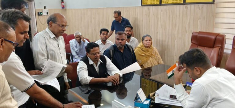 सिद्धार्थ एंक्लेव में मंदिर व सड़क की जमीन पर कब्जे का आरोप, ज्वाइंट मजिस्ट्रेट ने दिए जांच के आदेश