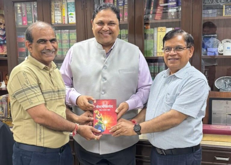 ब्रह्माकुमारीज से प्रेरित पुस्तक सुप्रीम कोर्ट अधिवक्ता को भेंट