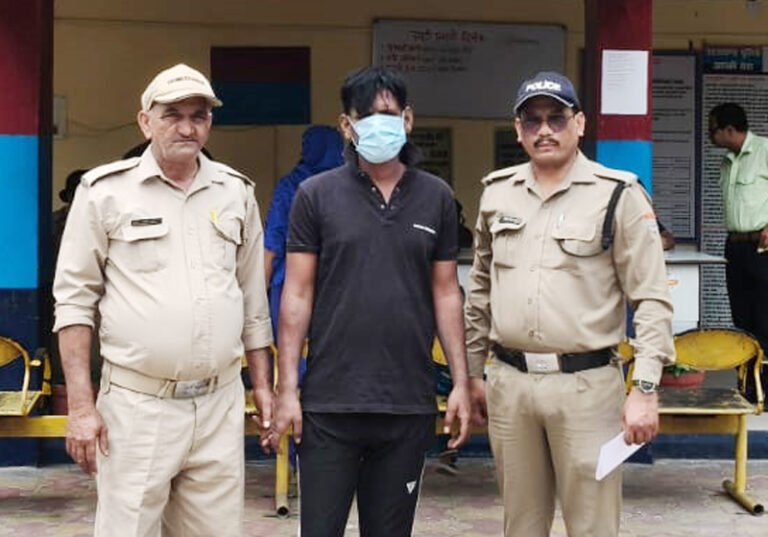 “ऑपरेशन प्रहार में पुलिस की कार्रवाई: संदिग्ध युवक अवैध चाकू के साथ गिरफ्तार”