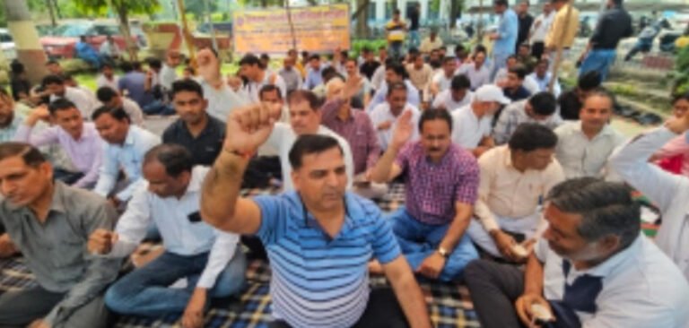 विकास कार्य ठप, प्रशासनिक व्यवस्था चरमराई, इंजीनियर्स का आंदोलन तेज