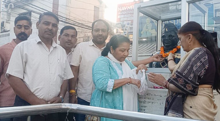 भाजपा स्थापना दिवस पर ‘गांव चलो, बस्ती चलो’ अभियान: सुभाषगंज में चला स्वच्छता अभियान